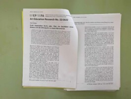 Anna Schapiro, Stuhl Dazwischen Stuhl, oder: Über die Qualitäten eines Blickes und die Öffnung hin zu neuen Narrationen, 2022