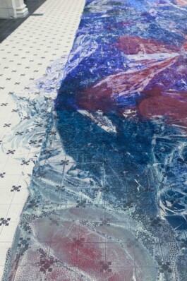 Anna Schapiro, Offene Geheimnisse I (Open Secrets I), (Blue Violet, Indigo, Payne's Grey, Slate Grey, Bordeaux, Burnt Sienna, Yellow Ochre, genuine Indigo, Iron Oxide Red, Bohemian Green Earth), 2023, photo: Benjamin Renter