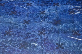 Anna Schapiro, Offene Geheimnisse I (Open Secrets I), (Blue Violet, Indigo, Payne's Grey, Slate Grey, Bordeaux, Burnt Sienna, Yellow Ochre, genuine Indigo, Iron Oxide Red, Bohemian Green Earth), 2023, photo: Benjamin Renter