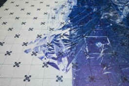 Anna Schapiro, Offene Geheimnisse I (Open Secrets I), (Blue Violet, Indigo, Payne's Grey, Slate Grey, Bordeaux, Burnt Sienna, Yellow Ochre, genuine Indigo, Iron Oxide Red, Bohemian Green Earth), 2023, photo: Benjamin Renter