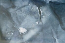 Anna Schapiro, Offene Geheimnisse II (Open Secrets II), (Blue Violet, Indigo, Payne's Grey, Slate Grey, Bordeaux, Burnt Sienna, Yellow Ochre, genuine Indigo, Iron Oxide Red, Bohemian Green Earth), 2023, photo: Robert Vanis