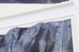 Anna Schapiro, Offene Geheimnisse II (Open Secrets II), (Blue Violet, Indigo, Payne's Grey, Slate Grey, Bordeaux, Burnt Sienna, Yellow Ochre, genuine Indigo, Iron Oxide Red, Bohemian Green Earth), 2023, photo: Robert Vanis