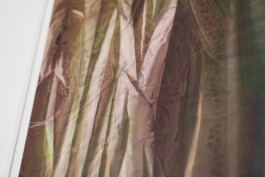 Anna Schapiro, Offene Geheimnisse II (Open Secrets II), (Blue Violet, Indigo, Payne's Grey, Slate Grey, Bordeaux, Burnt Sienna, Yellow Ochre, genuine Indigo, Iron Oxide Red, Bohemian Green Earth), 2023, photo: Robert Vanis