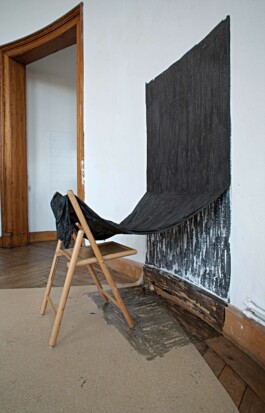 Anna Schapiro, o.T. (Schwarzes Tuch), untitled (Black Sheet), 2011 Anna Schapiro, visual artist, writer and editor based in Berlin